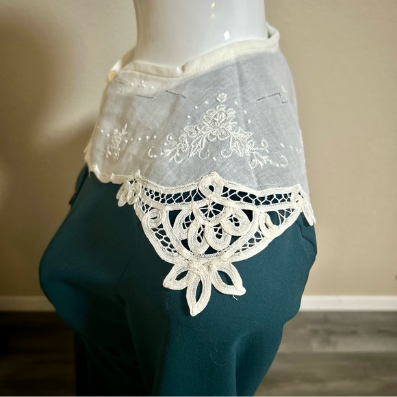Vintage White Cotton Lace Collar Dickey, Pearl Button, Unworn - Picture 3 of 10